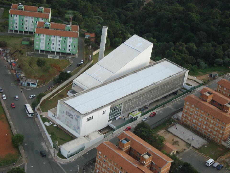 Imagem aérea da Fábrica de Cultura Sapopemba, prédio horizontal com cerca de 6 mil m²