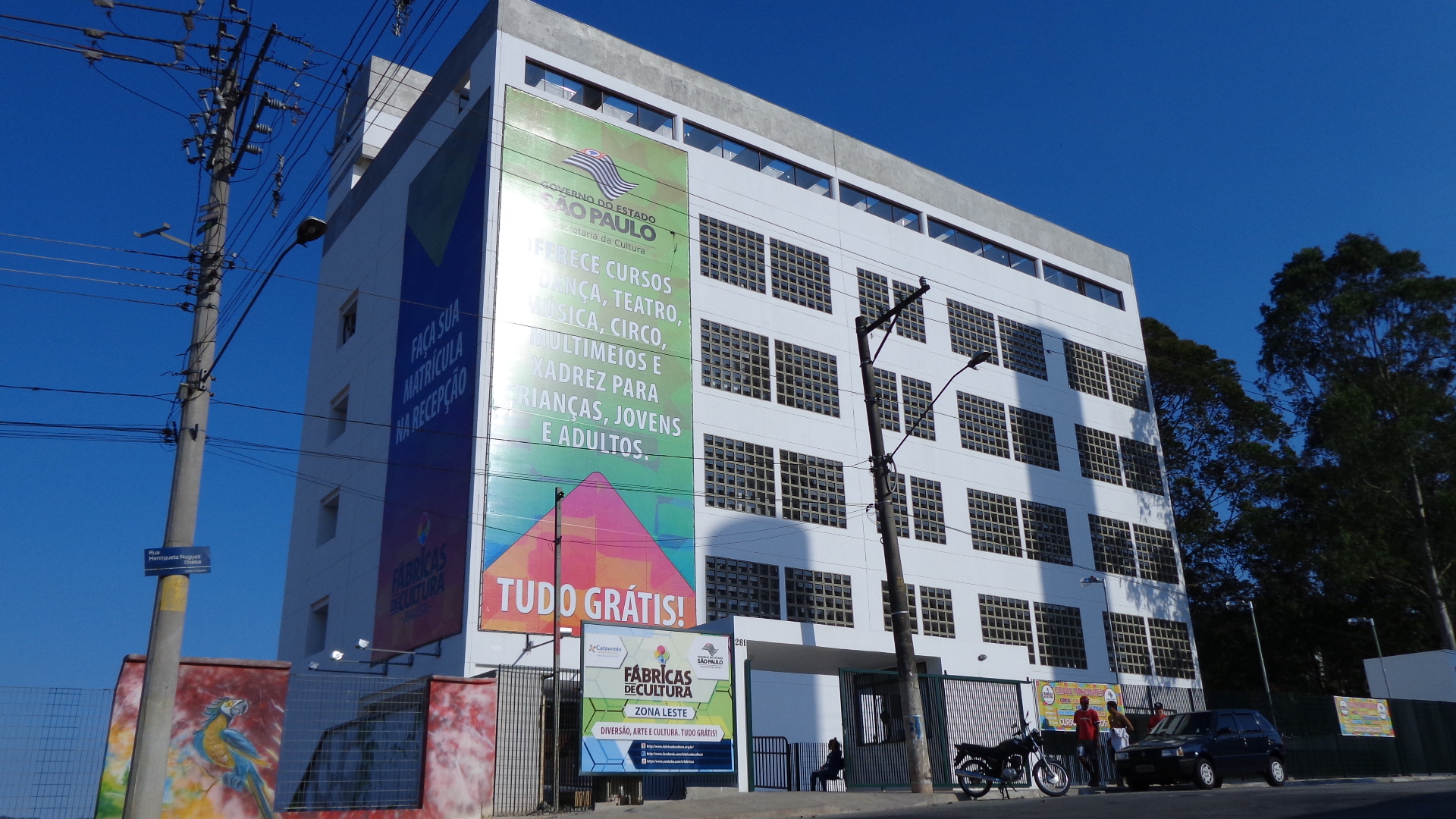 Fachada da Fábrica de Cultura Cidade Tiradentes, prédio de 7 andares, vertical, com cerca de 6 mil m²