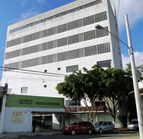 Fachada da Fábrica de Cultura Vila Curuçá, prédio de 7 andares, vertical, com cerca de 6 mil m²