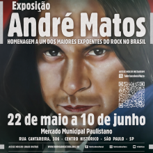 Letras brancas e o retrato de Adoniram ao fundo em grafiti 