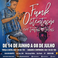 desenho de um menino de fones de ouvido com camisa xadrez e ao fundo letras brancas 